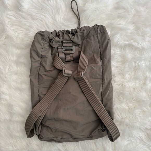 Lululemon 2-in-1 Convertible Backpack Black 21L Warm Ash Grey / Light Ivory